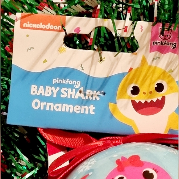 New 2 pc Nickelodeon Baby Shark Mommy Shark & Daddy Shark Christmas Ornament Set - Picture 2 of 5